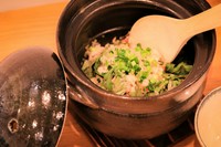 沖縄では、一年の無病息災を願って、冬至にじゅーしぃ（沖縄風炊き込みご飯）を食べる風習があります。数種類の出汁とたっぷりの具材を使用し、土鍋で丁寧に炊き上げました。