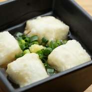 お土産としても定番のピーナッツ豆腐、新たな一面と出合えるひと品です。沖縄の老舗豆腐店から取り寄せた揚げ出し専用のジーマミー豆腐を使用。揚げ出しにすることで、モッチリジュワっとした食感を楽しめます。