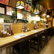 ゆったりとしたカウンター席が設けられています。誰とも会話しなくても、目の前の料理人たちを眺めたり、香ばしい薫りに鼻孔をくすぐられたり…一人の時間を満喫できます。