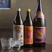 ラベルに店名とイラストが描かれている焼酎を置いています。これは、昭和52年から発売しているプライベートブランドの焼酎。今なお、多くの人から愛され続けています。