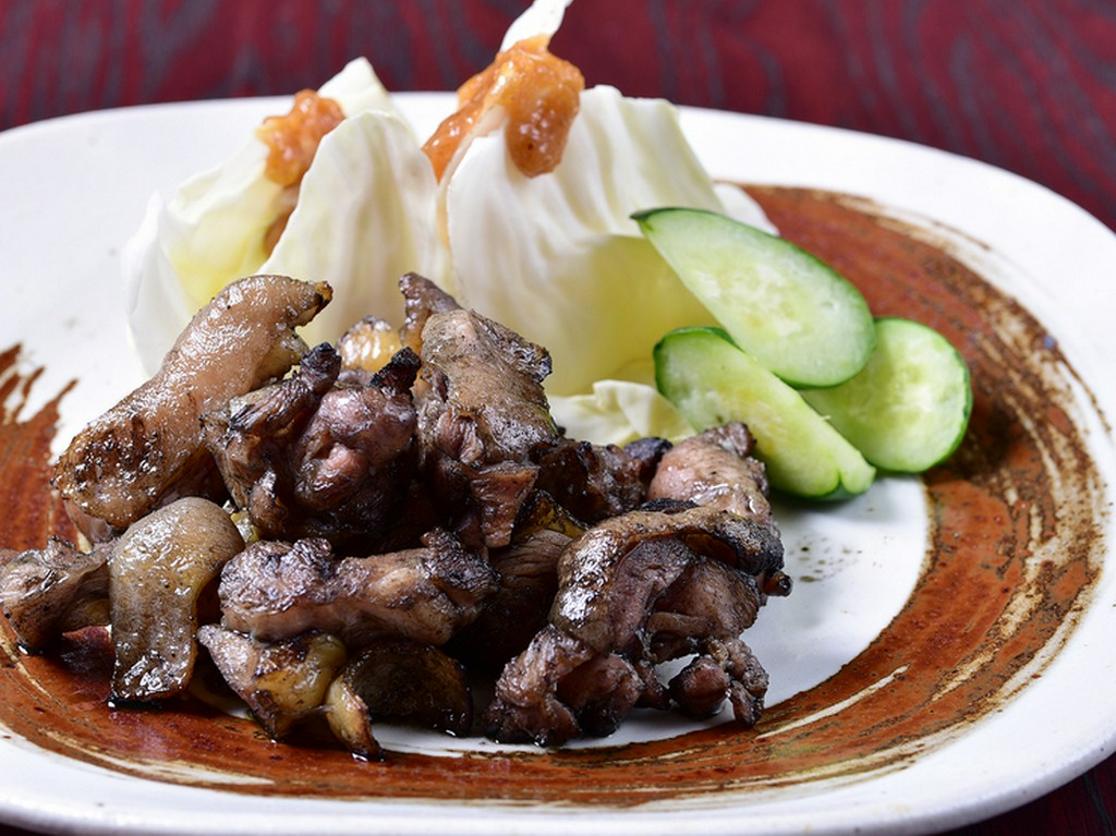 旨みと甘みが凝縮されている地鶏を使った『地鶏もも焼』