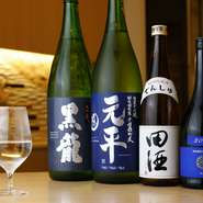 四季折々の味覚たちをさらに味わい深くしてくれる酒。日本酒は全国各地より飲み頃の一本を用意。その日のコースに合わせて選び抜いた、約10種類のオススメ日本酒を楽しめます。