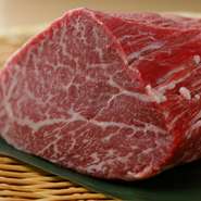 コースのなかで提供されるフィレ肉のステーキ。ブランドや知名度ではなく、品質重視で厳選。一頭の牛からわずかしか取れない希少部位、そのなかでも選りすぐりの逸品を届けてくれます。