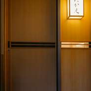 大切な人との食事から、お一人様でのちょっとしたご褒美にも最適な一軒。カウンターでのんびりと四季の味覚と酒を味わう…。贅沢なひとときを過ごせそうです。