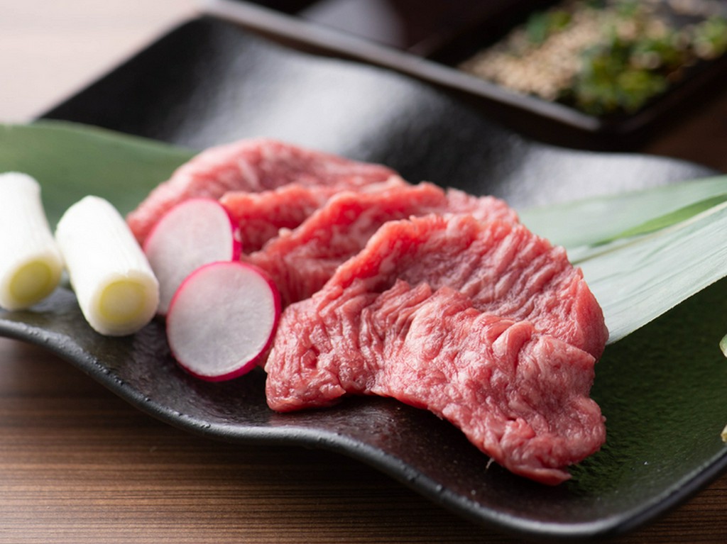 不動の人気を誇る逸品。ジューシーな脂のおいしさをたっぷりと堪能できる『カルビ』