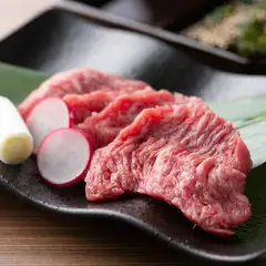 不動の人気を誇る逸品。ジューシーな脂のおいしさをたっぷりと堪能できる『カルビ』