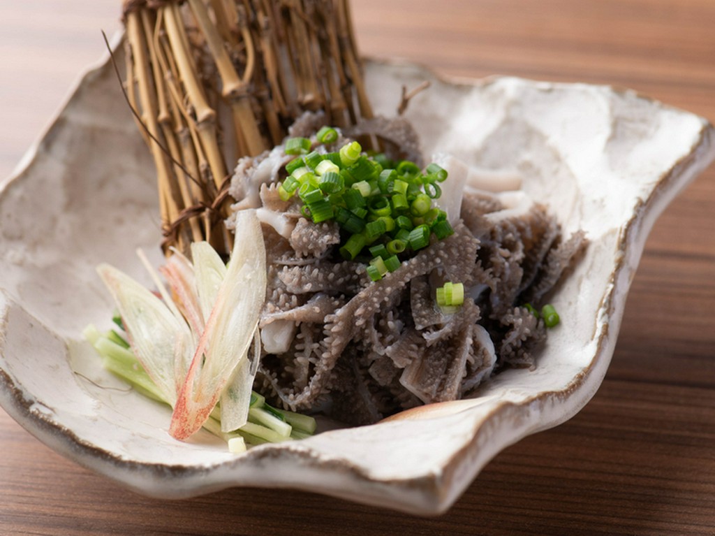 独自のルートで仕入れた新鮮なせんまいを、刺身で味わえる贅沢な逸品『生せんまい刺し』