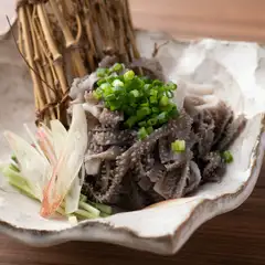 独自のルートで仕入れた新鮮なせんまいを、刺身で味わえる贅沢な逸品『生せんまい刺し』