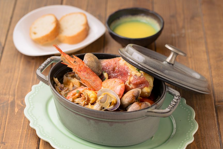 ワインと欧州家庭料理をアレンジしたメニューを普段着で楽しめる