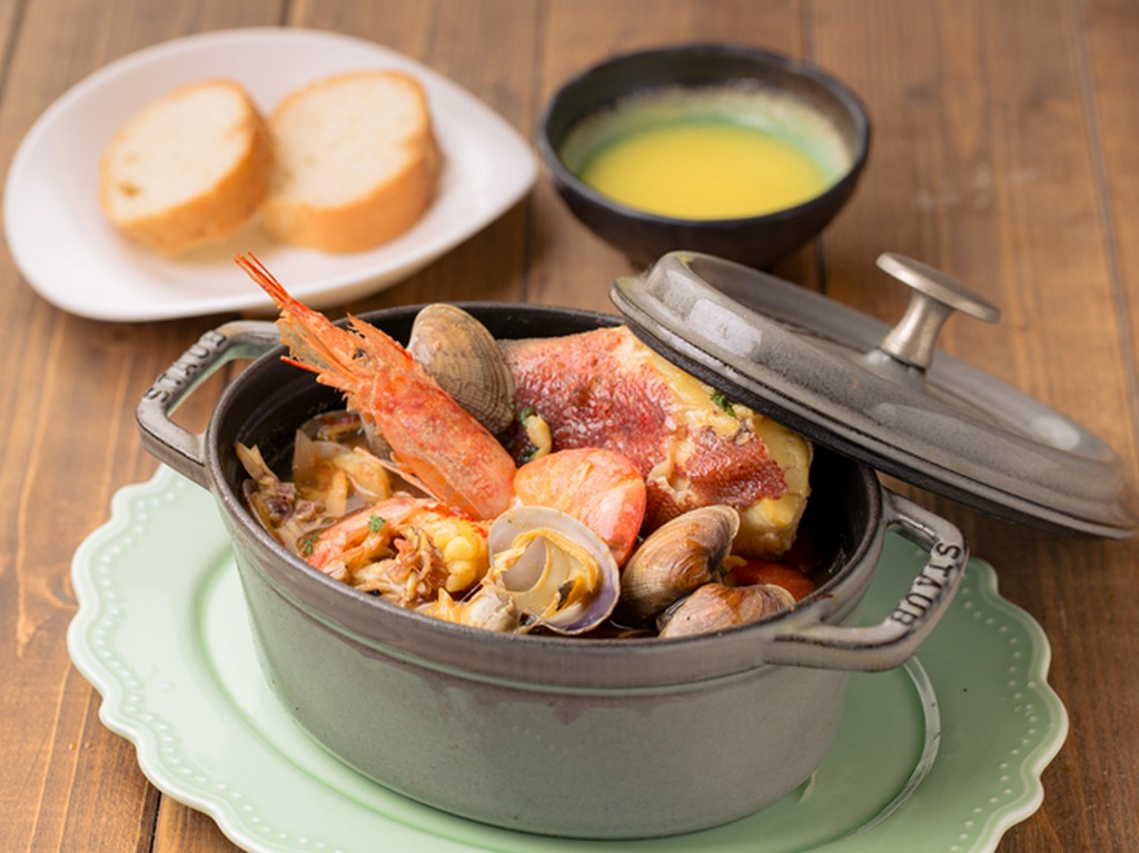 ワインと欧州家庭料理をアレンジしたメニューを普段着で楽しめる