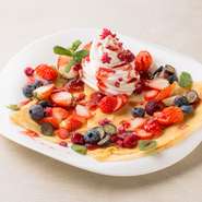 『クレームブリュレ』や『クレープ』など、スイーツメニューも充実している同店。カフェタイムはもちろん、食後のデザートとしても大好評です。数量限定でカフェタイムには鋳物ホーロー鍋で焼くパンケーキも。