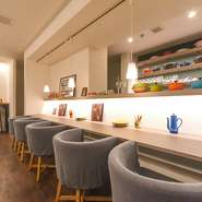 ひとり時間も思い思いに楽しんで欲しいとの思いから、カウンター席も2タイプ用意。ウォールサイドのスツールカウンターは一人で楽しみたい時に、対面のソファカウンターは対話も楽しみたい時におすすめです。