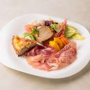 季節の素材や入荷食材に合わせて、その時々で変化する前菜を、ひと口ずつ盛り合わせたプレートです。キッシュ、パテ、生ハムなど、多彩な味わいが、ワインやシードルのお供にぴったり。シェアして楽しんでも◎。