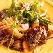 ・お肉料理
・サラダ
・ショートパスタ
ドリンク付き
（コーヒー・アイスティー・アップルジュース・オレンジジュース）
※アルコールは＋300円～