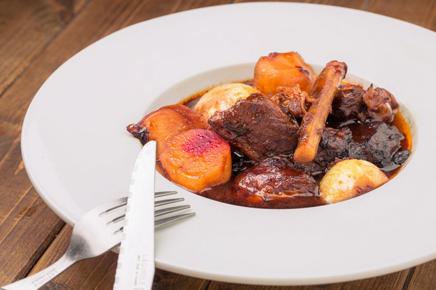 ホロホロほぐれるやわらかさ!『牛スネ肉の赤ワイン煮込み』