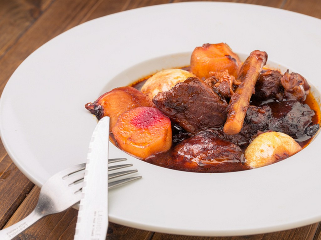 ホロホロほぐれるやわらかさ！『牛スネ肉の赤ワイン煮込み』