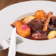 牛スネ肉を丸一日かけて、赤ワインでじっくり煮込んだ、フランスの田舎料理。旨みの凝縮したスネ肉は、ホロホロとほぐれるやわらかさです。季節の野菜とともに、ポルチーニの風味がたまりません。