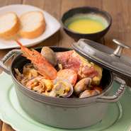 その時期のおいしい白身魚や貝類をトマトで煮込んだ、フランス流漁師めし。