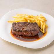 ミディアムレアに焼いた牛の赤身肉200gとポテトを豪快に盛り付けました。おひとり様のディナーにも◎。ステーキの増量も追加料金で承ります。