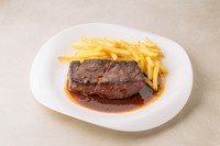 ミディアムレアに焼いた牛の赤身肉200gとポテトを豪快に盛り付けました。おひとり様のディナーにも◎。ステーキの増量も追加料金で承ります。