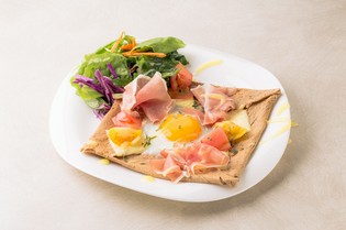 北海道産そば粉を独自配合『そば粉のガレット（ハムチーズ）』