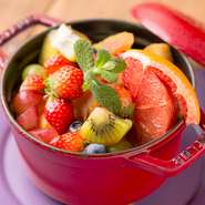 北海道産食材を積極的に導入している【unique】では、専門業者からの仕入れに加えて、シェフが産地に出向いて採れたて新鮮な野菜や果物を仕入れてくることも。特に自身がルーツを持つ、石狩地方の食材が多いとか。