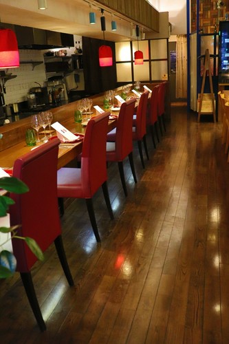 カウンター席だから味わえるライブ感