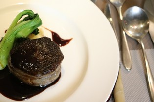 九州 国産牛を厳選し、仕上げに自慢のソースを