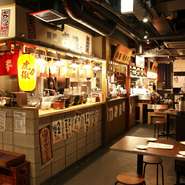 福岡県博多の名物、屋台街をイメージした居酒屋です。屋台を模したカウンター席には「長浜鮮魚店」などのれんが掛かっていて雰囲気たっぷり。屋台に囲まれたテーブル席で、仲間とわいわい楽しみましょう。