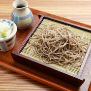 北海道産蕎麦粉を使用。つゆは3種の鰹を組み合わせた自家製