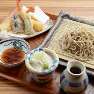 二八蕎麦と自家製天ぷらのセットです。北海道産蕎麦粉を使って打つ蕎麦は風味豊か。噛めば噛むほど口の中に香りが広がります。天ぷらは厚めの衣で歯ごたえはサクサクです。海老2本のほかに野菜が数種味わえます。