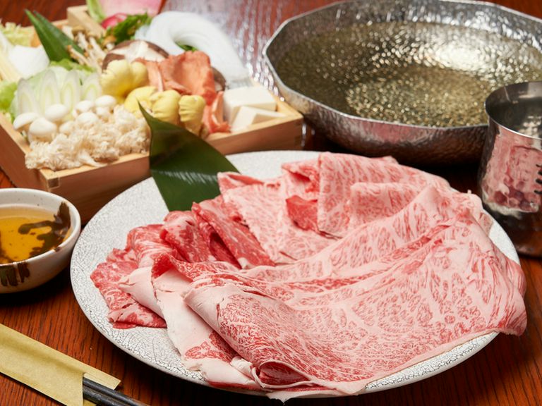 ブランドの国産黒毛和牛だけでなく国産豚のしゃぶしゃぶも味わえる『松坂or神戸牛盛り合わせ　暁コース』