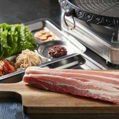 厚切り肉で食べ応え抜群の王道メニュー。“本場の味”を堪能『サムギョプサル』