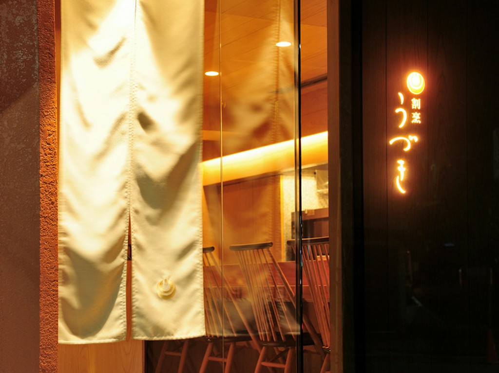 目立たず静かな空間に、料理目当てに訪れる