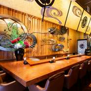 少人数から宴会、デートなど、幅広く利用できる落ち着いた空間です。新鮮な魚介を使用した寿司も和食も楽しめるのが魅力。職人が握る寿司をカジュアルに堪能できる心地の良い居酒屋です。