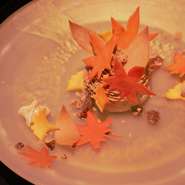旬の食材を使用し季節感を味わえるオーナーパテェシエによる一皿。見た目にも美しい特別な夜の最後に味わって頂きたい一品。