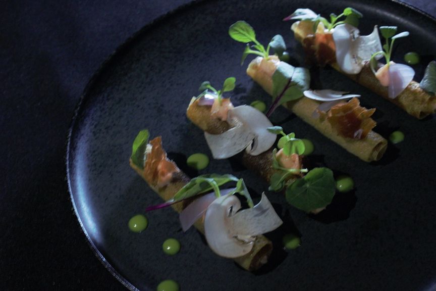 ほうじ茶のクレープ、サーモンのタルタール