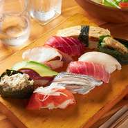 その時期、その日に美味しい旬の食材で握り寿司にします。市場で目利きした飛びきりネタやオリジナル変わり寿司なども入ります。