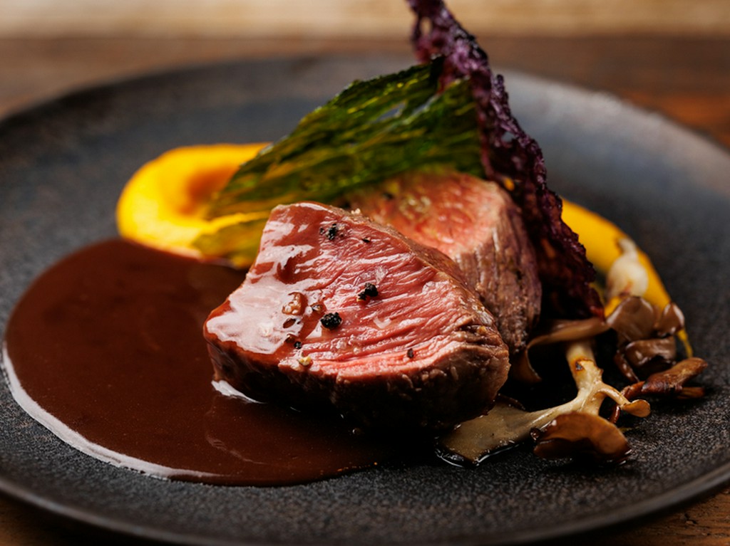火入れのタイミングを見極め素材の魅力を昇華『牛イチボのロースト　ポートワイン』