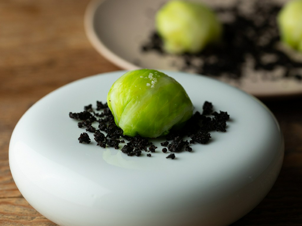 コースでも必ず一品目に登場する名物料理『冷製ロールキャベツ』