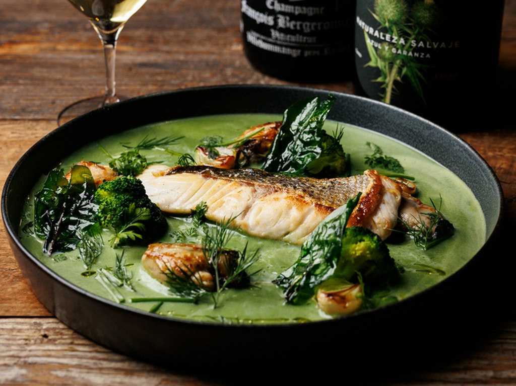 鮮やかなグリーンに魅せられる『鮮魚と牡蠣のクラムチャウダー』