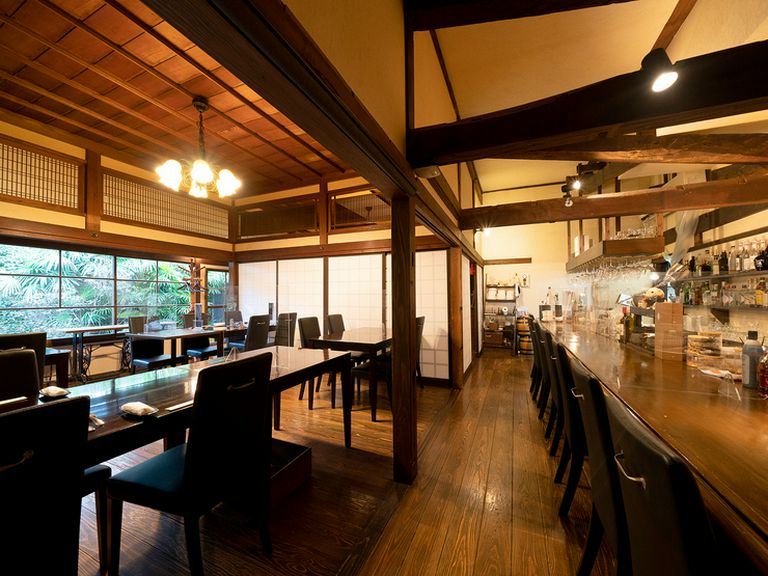 木のぬくもりを感じるあたたかな雰囲気で、ワインを堪能