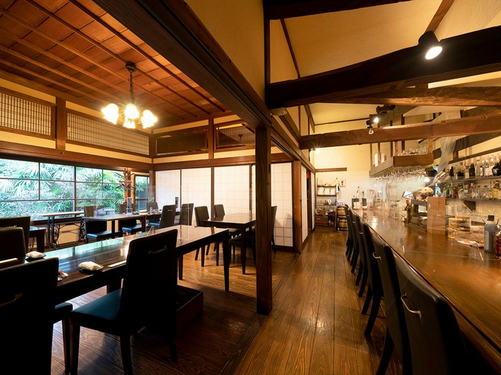 木のぬくもりを感じるあたたかな雰囲気で、ワインを堪能