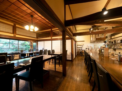 木のぬくもりを感じるあたたかな雰囲気で、ワインを堪能