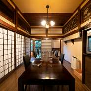 店内には個室スペースも用意されています。気兼ねなく落ち着いた雰囲気で、接待や会食、特別なシーンにも利用が可能。各種宴会や家族揃っての食事など、つかい方はさまざまです。