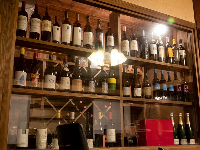 ワインの香りが漂う大人の空間。美味しい料理とのペアリング