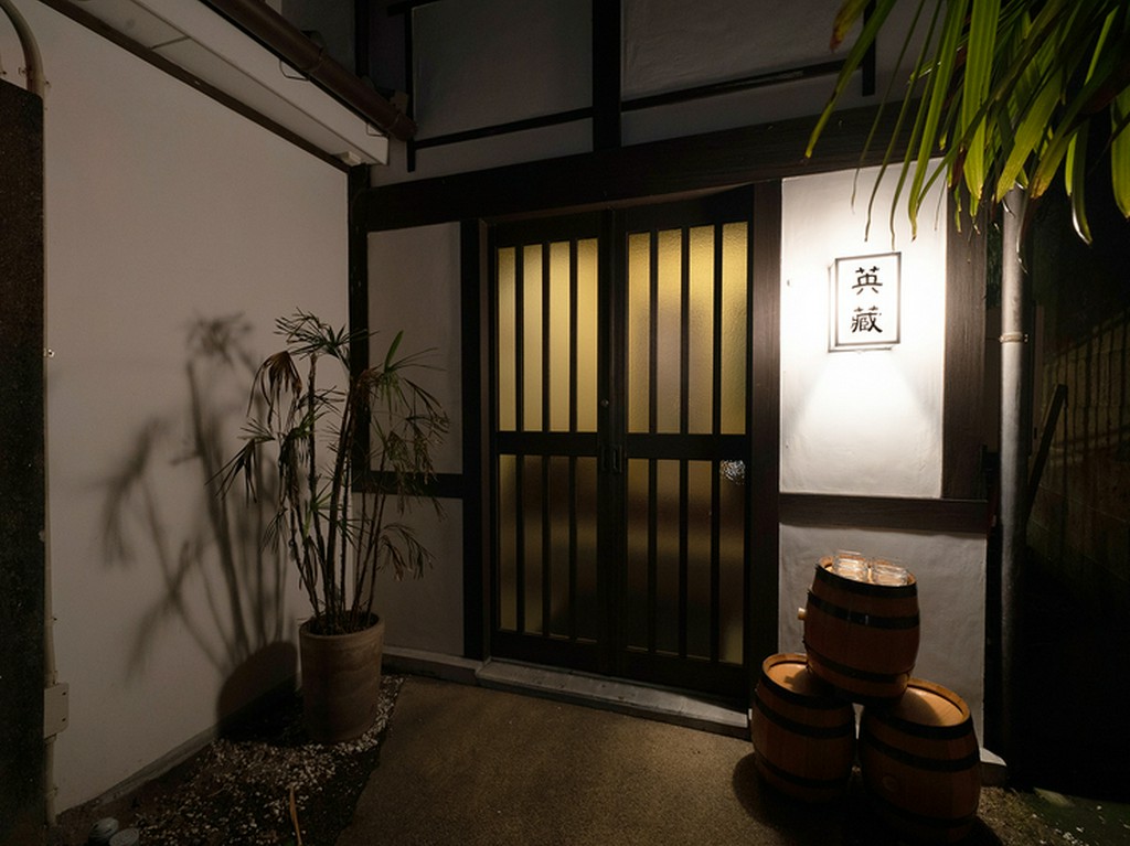 上質な和空間でワイン。由緒ある石蔵を改装した大人の隠れ家