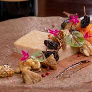 旨味と甘みの強い鹿屋産の黒豚をつかい、店内で手づくりした自家製のパテ・ド・カンパーニュ。2時間かけてゆっくりオーブンで火入れし、丁寧にしっかりと仕上げられています。