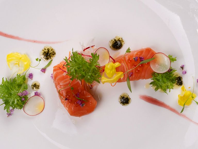 とろける味わい『とろーり!!とろけるタスマニアサーモンのコンフィ 大葉と梅干しのジェノベーゼソース』