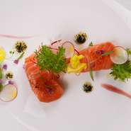 タスマニア産のサーモンを低温でコンフィーした逸品。口の中でとろけるサーモンの食感が楽しめます。大葉と梅干しのジェノベーゼソースが良いアクセントとなっています。